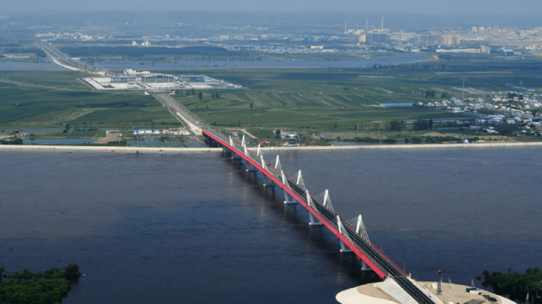 China conectează Rusia la „drumurile mătăsii”. Un uriaș pod rutier leagă interesele Moscova-Beijing – VIDEO