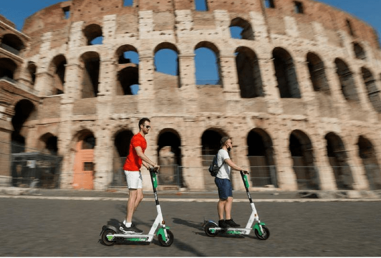 Trotinetele electrice, problemă majoră în Roma. Blochează, lovesc și chiar ucid