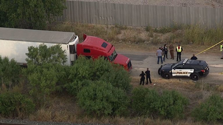 Oroare în SUA. 46 de migranți, găsiți morți într-un camion în Texas / Guvernatorul îl acuză direct pe Joe Biden – FOTO&VIDEO