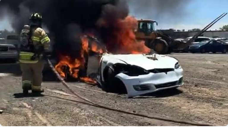 Mașinile Tesla iau foc chiar și după ce sunt distruse. Bateriile lui Elon Musk, imposibil de stins – VIDEO