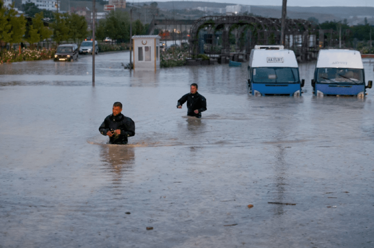 Morți și dispăruți. Cod portocaliu pentru 42 de orașe – VIDEO