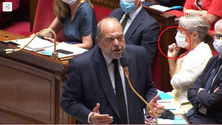 Premierul Franței fumează în Parlament în fața ministrului Justiției! – VIDEO