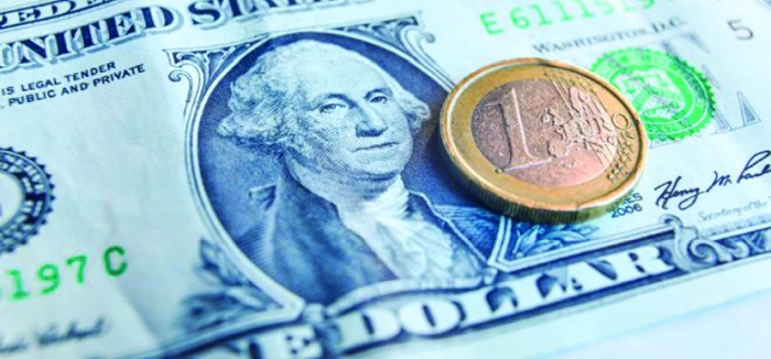 Inevitabilul s-a produs. Euro atinge paritatea cu dolarul!
