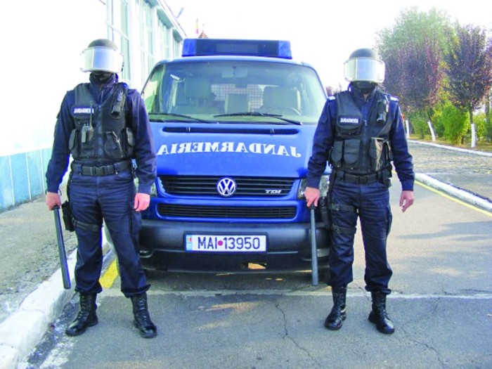Un bărbat de 83 ani ademenea minore cu 100 lei! Le-a cerut favoruri de natură sexuală