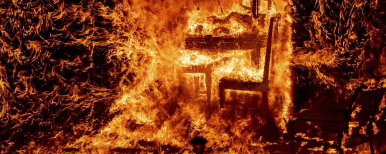Flăcările, înalte cât un bloc. Infernul „Oak Fire” devorează California – VIDEO