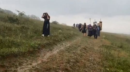 S-au rugat pentru ploaie. Ce s-a întâmplat, chiar în timpul procesiunii! Imaginile, surprinse în județul Bacău – VIDEO