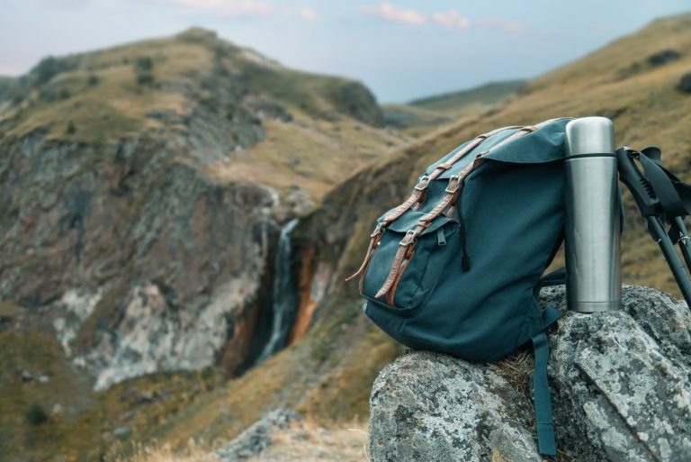 Explorează necunoscutul! Accesorii de trekking și drumeții oferite de branduri populare în noul magazin Sportano.ro