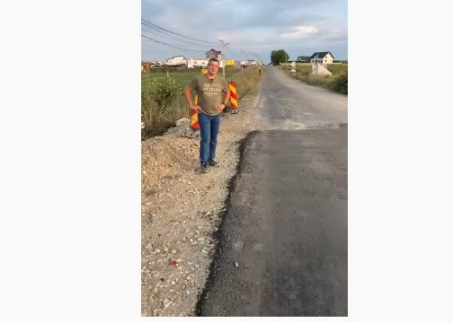 Românii nu mai suportă INCOMPETENŢA autorităţilor: asfaltează singuri drumurile! (VIDEO)