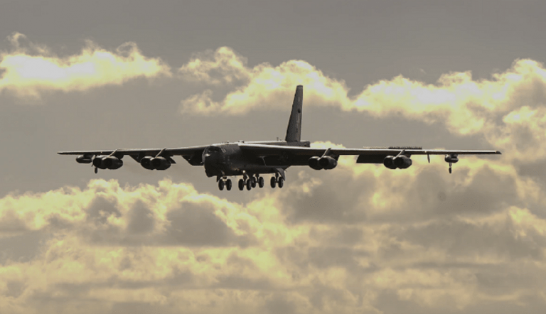 SUA trimit bombardiere strategice B-52 deasupra Europei de sud-est / Ce se pregătește la Casa Albă