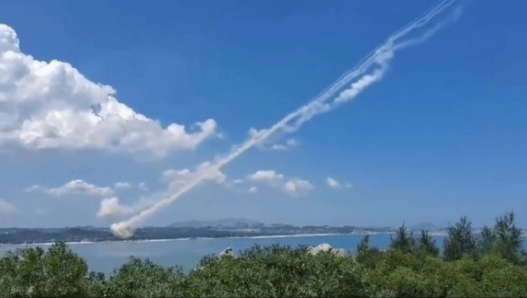 Beijingul răspunde provocării Americii. China trage rachete balistice în direcția Taiwanului – VIDEO