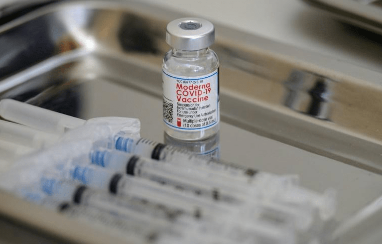 Covid-19 și varianta Omicron. Un vaccin cu două „tăișuri”, aprobat în Marea Britanie / Premieră mondială
