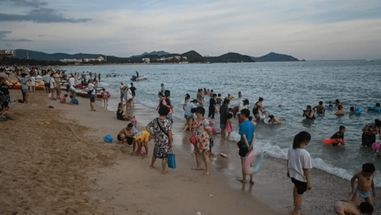 Coșmar în vacanță. 80.000 de turiști, blocați pe o insulă. Zborurile și trenurile sunt anulate
