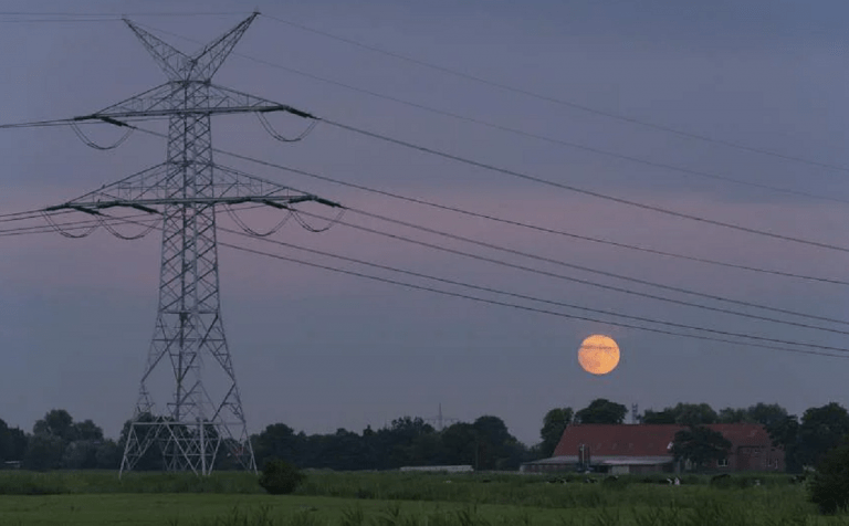 Veşti bune pentru românii care au cel puţin 3 copii: vor plăti mai puţin la energie electrică