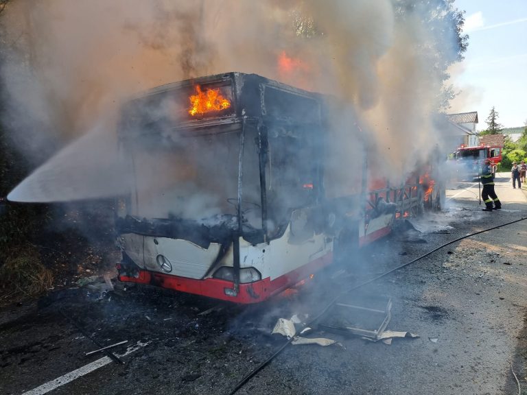 Momente de panică! Un autobuz a luat foc! Ce s-a întâmplat cu șoferul și cu pasagerii. Anunțul ISU – VIDEO