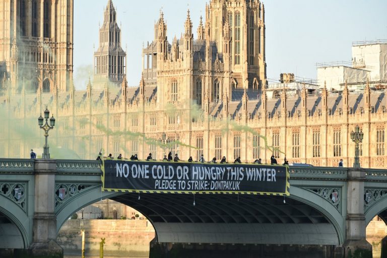 Inflație și prețuri amețitoare la energie. Britanicii vor să înceapă o „grevă a facturilor”