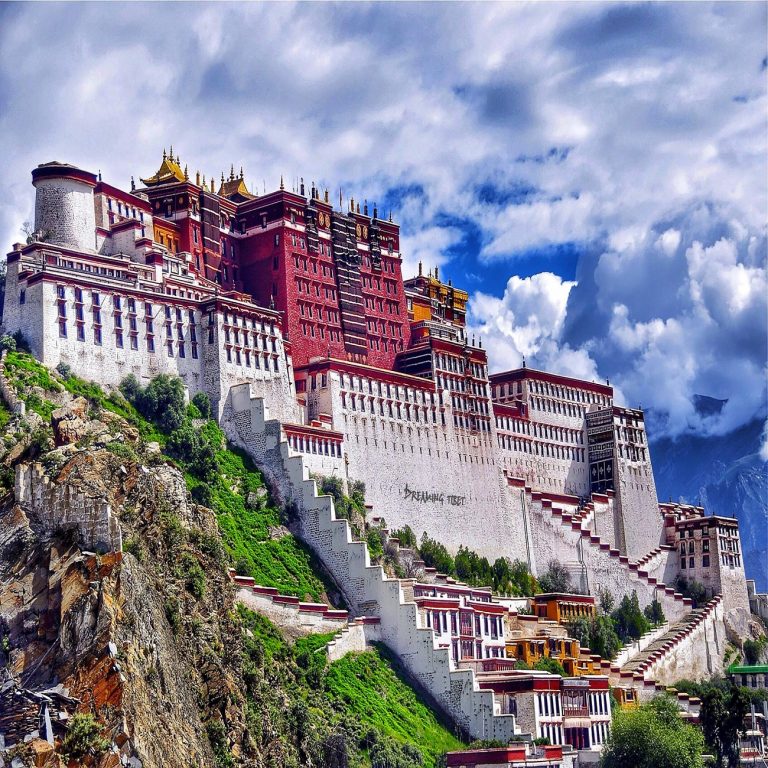 China închide cel mai faimos palat din Tibet. Ce se întâmplă cu fosta reședință a lui Dalai Lama