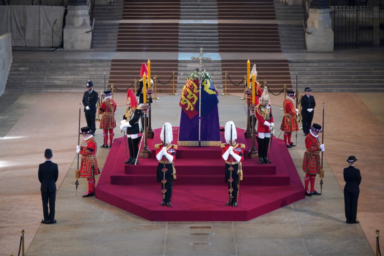 A așteptat 50 de ore pentru a-i aduce un ultim omagiu reginei Elisabeta a II-a!/Imagini LIVE de la Westminster Hall