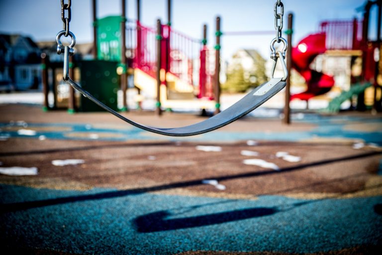 Primăria Sectorului 3 amenajează locuri de joacă pentru copiii cu dizabilități
