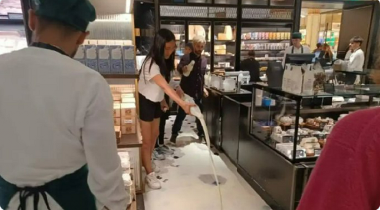 În pline scumpiri, activiștii vegani aruncă laptele pe jos / „Milițiile eco” atacă magazinele – VIDEO