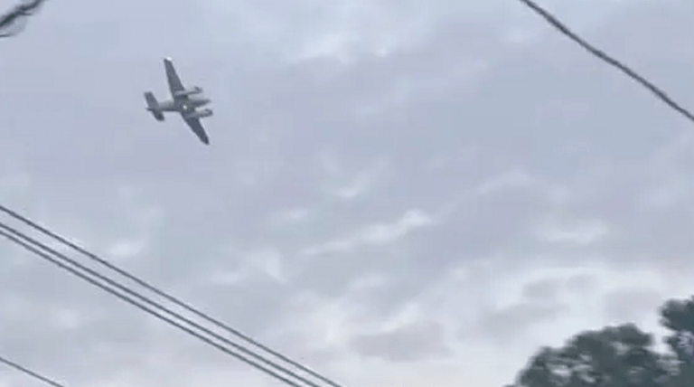 Teroare în Missisippi. A furat un avion și a amenințat că-l va prăbuși peste un supermarket – VIDEO