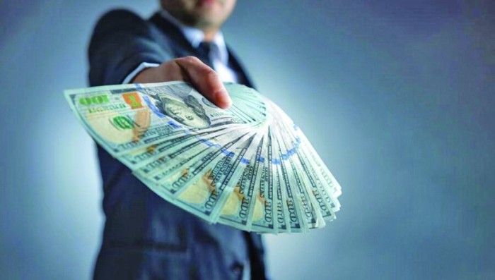 Banii cash, din nou la putere?