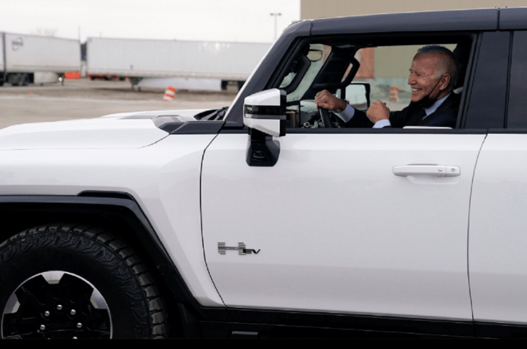 Stimulente controversate pentru mașini electrice. Cadoul otrăvit al lui Biden la Salonul Auto de la Detroit