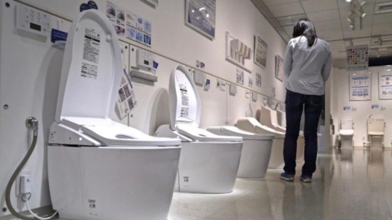Unde a dus criza de hârtie ingienică. Toaletele high – tech, o afacere de milioane de dolari