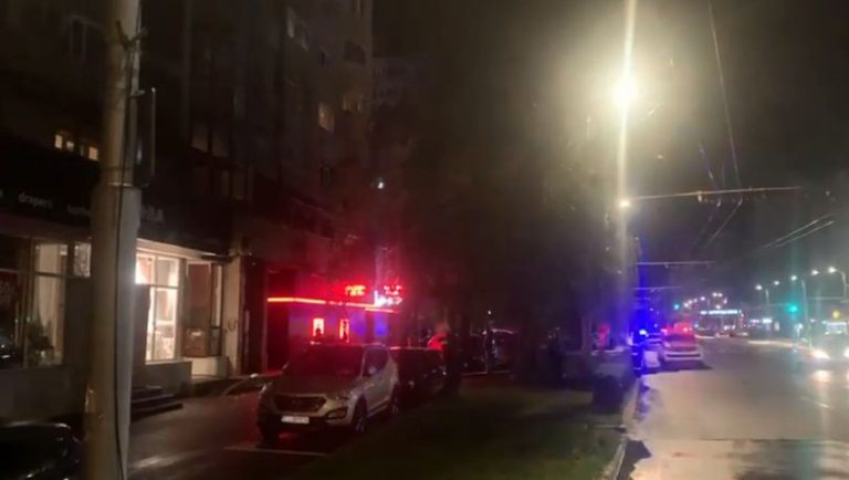 Explozie într-un bloc din Cluj-Napoca. Mai mulți oameni au fost duși la spital, inclusiv un copilaș – VIDEO