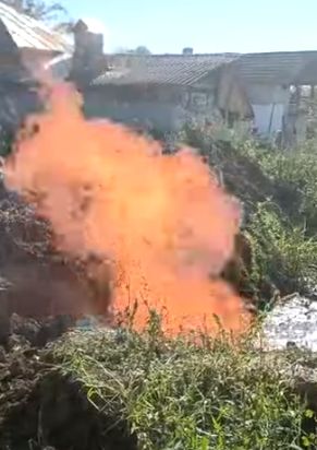 Situația incredibilă cu care se confruntă un doljean, după ce a săpat un puț/Flacăra arde de câteva zile în curtea bărbatului – VIDEO
