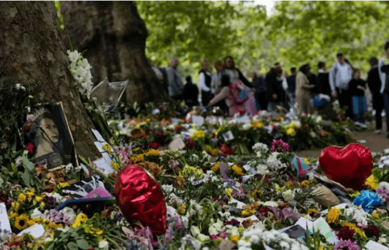 Tăvălugul „eco” nu iartă nici florile pentru Elisabeta a II-a. Greta Thunberg dictează și la Londra