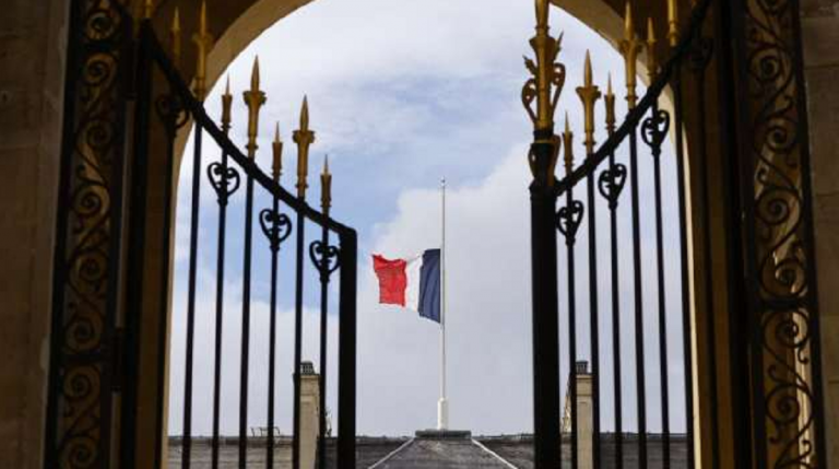 Moartea reginei Elisabeta a II-a reînvie dușmăniile Paris-Londra. Primarii din Franța refuză să coboare drapelele în bernă