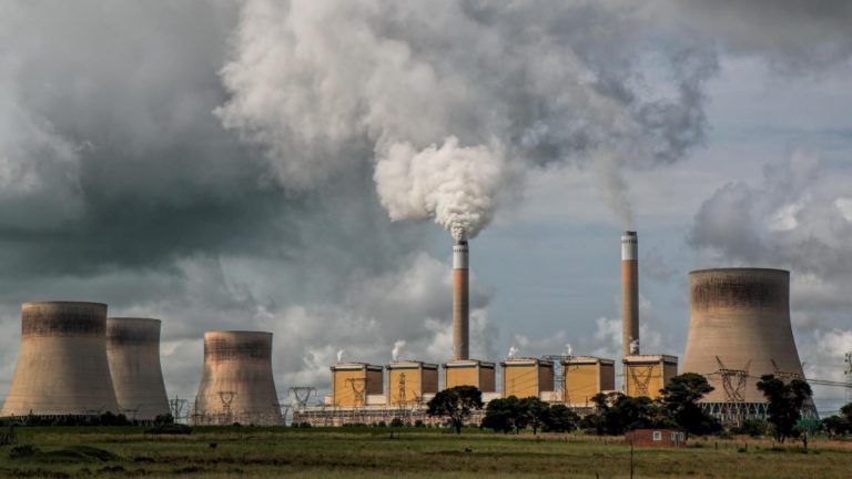 Greenpeace dă cu cărbuni în Putin! Activiștii de mediu cer redeschiderea minelor