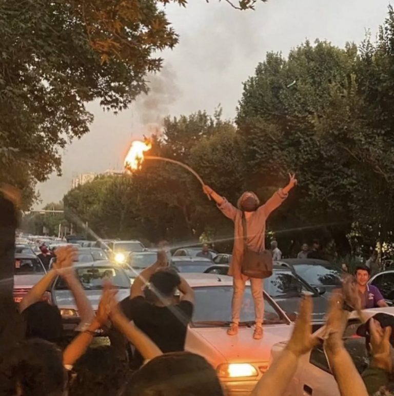 Protestele din Iran s-au extins! Violențe extreme în zeci de orașe, mai multe persoane ucise – VIDEO
