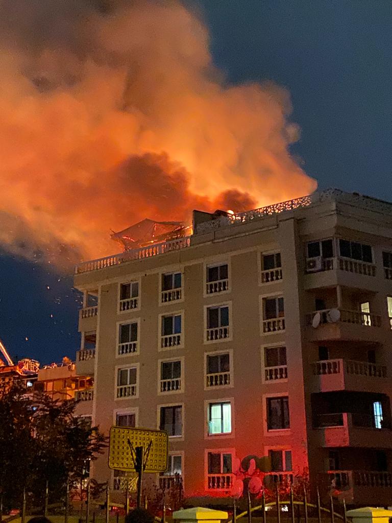 Incendiu puternic pe Șoseaua Nordului! Un penthouse de 80 mp a luat foc! - GALERIE FOTO&VIDEO