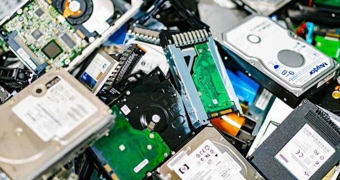 Big Tech suflă și-n iaurt. Distruge dispozitivele de stocare în numele securității datelor