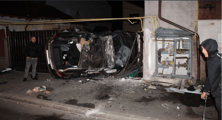 O șoferiță a acroșat sensul giratoriu și a zburat în gard. Accident de groază cu patru tinere/ „Ne-am trezit cu maşina în curte”