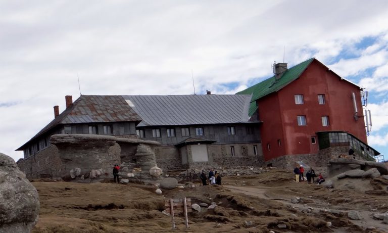 Anunţ-SURPRIZĂ pe piaţa imobiliară: cabana Babele din Bucegi, scoasă la vânzare. Preţul este ASTRONOMIC!