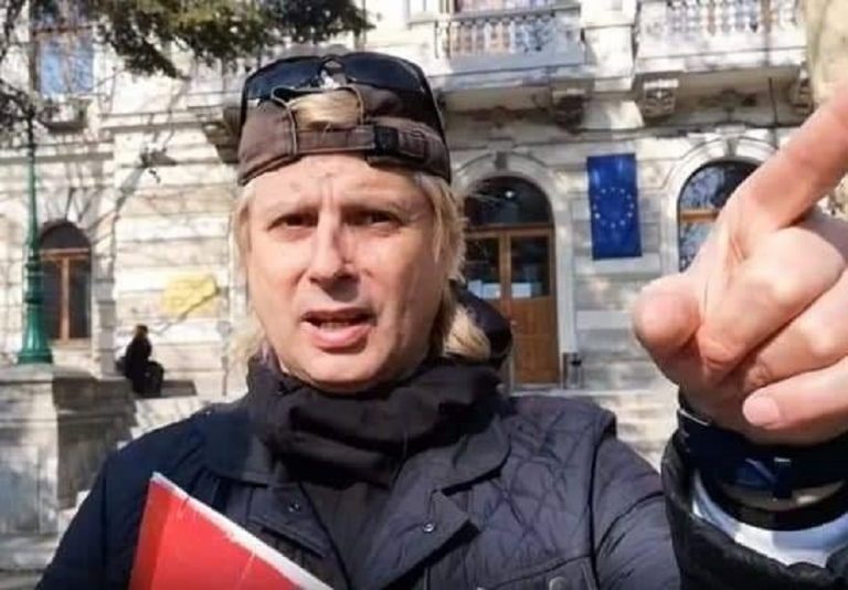 Klaus Iohannis, atacat de protestatarul Marian Ceaușescu. „Am aici hârtie igienică, cum ați transformat votul nostru” / „Să vă șergeți la gură, rușine să vă fie – VIDEO