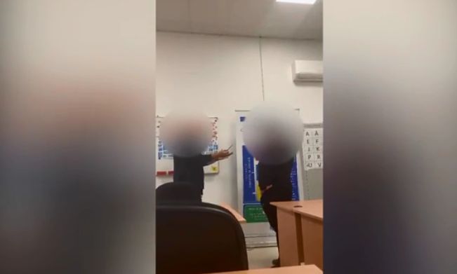 Mai greu cu cititul, dar voia permis de conducere! „Testul” panoului i-a dat mari bătăi de cap. Ce ar fi vrut să însemne „astrate odaie”