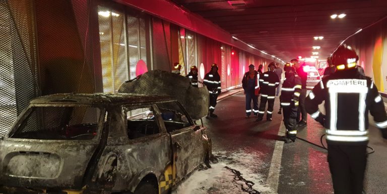 O mașină s-a făcut scrum în Pasajul Unirii. PS4: Sistemul de detecție și de evacuare a fumului s-a declanșat automat, ajutând echipele de intervenție – FOTO