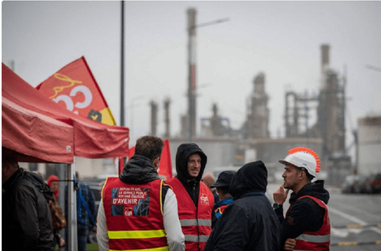 Franta, paralizată de penuria de carburanți. Greva benzinarilor, reluată la rafinării și depozite / Guvernul îi amenință pe sindicaliști – VIDEO