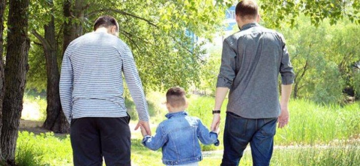 gay-cuplu-adoptie - Ziarul National