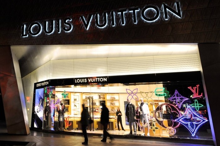 În ce lume trăiesc giganții luxului?