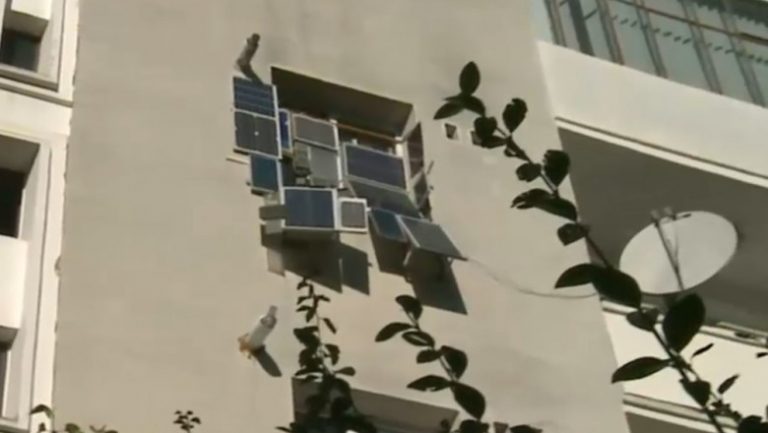 Soluția aleasă de un român în lupta cu facturile la curent. Și-a „decorat” fereastra apartamentului cu panouri solare