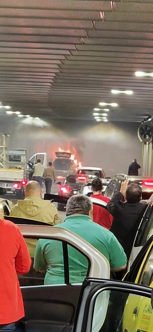 UPDATE: O mașină a luat foc în Pasajul Unirii! Au fost degajări de fum!
