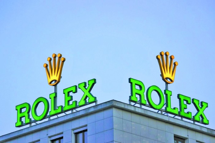 Un simbol în întuneric. Marele Rolex își potrivește ora după criza energetică