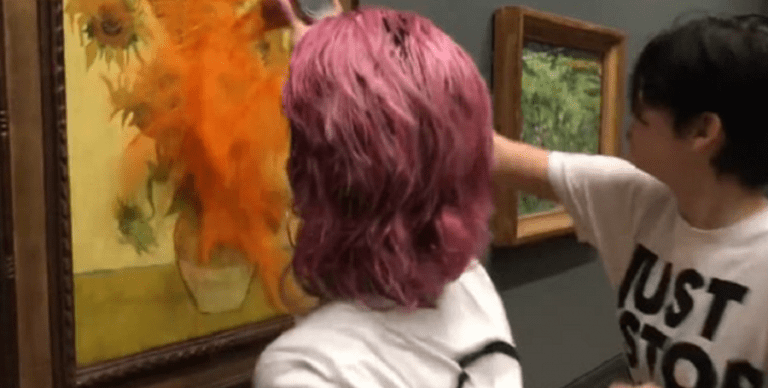 Capodopera lui Van Gogh, vandalizată de activiștii „ecologiști”. Tabloul a fost stropit cu supă de roșii / Scene incredibile la National Gallery din Londra – VIDEO