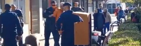 VIDEO – Scene șocante în plină stradă, la Focșani! Trecători amenințați de un bărbat cu un satâr. Au intervenit jandarmii