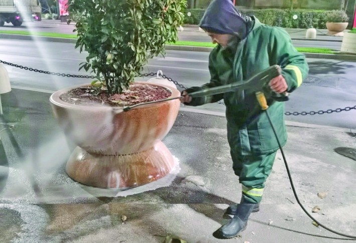 Multiple echipaje aparţinând Totul Verde.  salubrizează seară de seară bulevardele și străzile din sectorul 4