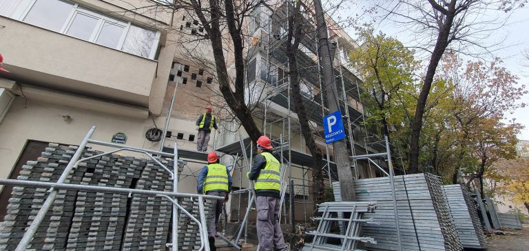 Au început lucrările de eficientizare termică la primele 20 de blocuri din cele 158 ce vor fi reabilitate prin PNRR, în sectorul 4 – FOTO